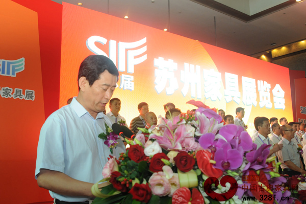 中国家具协会理事长朱长岭在开幕式上致辞 